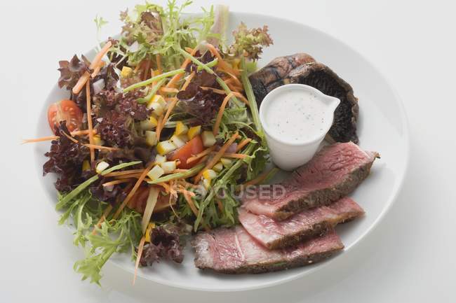Salade de steak aux champignons — Photo de stock