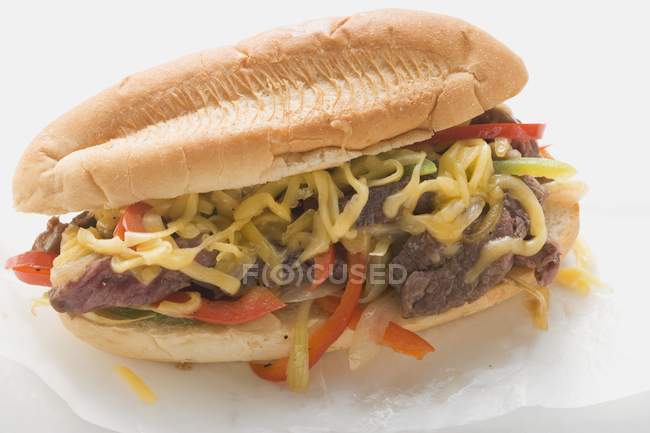 Sanduíche de bife com pimentas — Fotografia de Stock