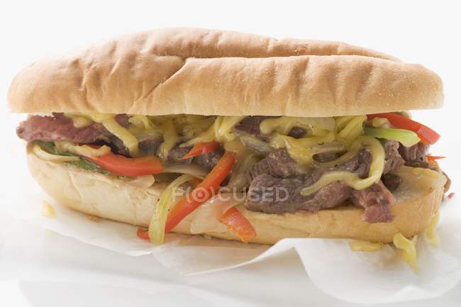 Sanduíche de bife com pimentas — Fotografia de Stock