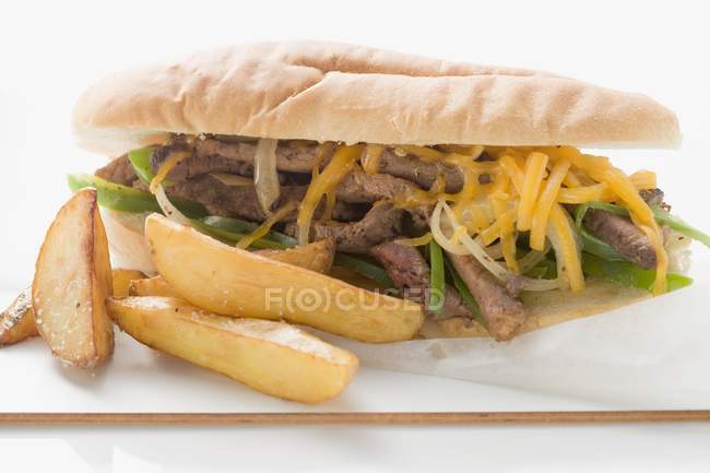 Bife e sanduíche de queijo — Fotografia de Stock
