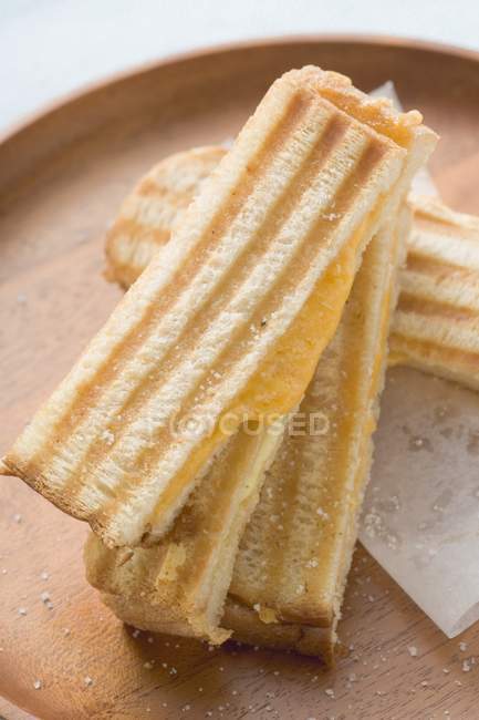 Tostas de queijo na bandeja — Fotografia de Stock