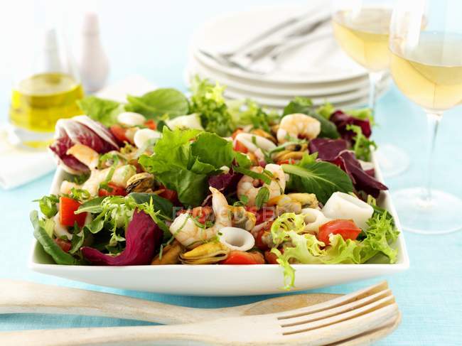 Vue rapprochée de la salade de fruits de mer aux crevettes et moules — Photo de stock