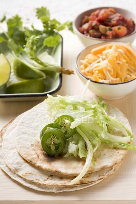 Erhöhte Aussicht auf Tortillas mit Gemüse und Obst — Stockfoto