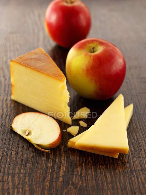 Вид крупным планом копченого сыра чеддер и яблок — стоковое фото