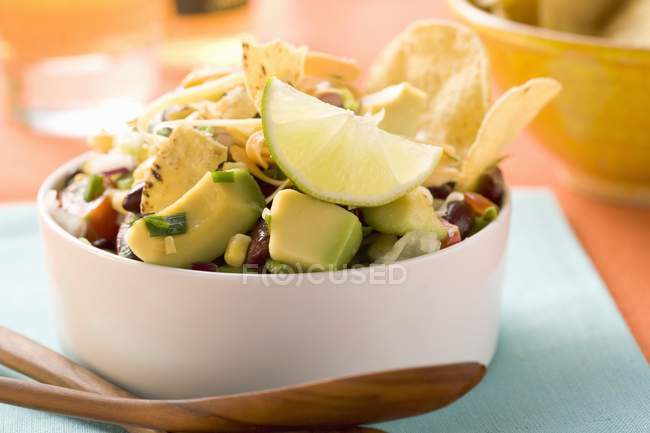 Vegetable salad with tortilla chips in white bowl — Stock Photo