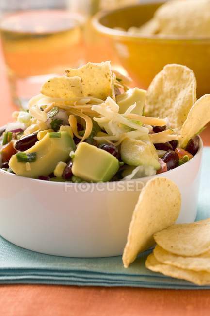 Salade de légumes avec éclats de tortilla dans un bol blanc sur une serviette — Photo de stock