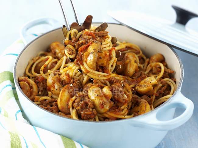 Espaguetis boloñeses con setas - foto de stock