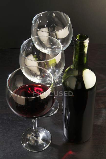 Vasos de vino vacíos - foto de stock