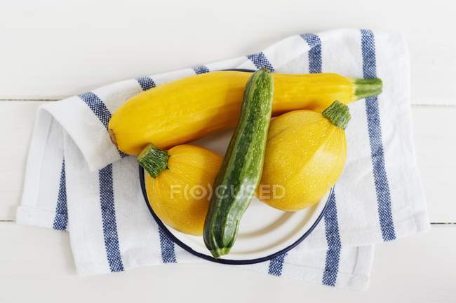 Жовті і зелені кабачки на тарілці — стокове фото