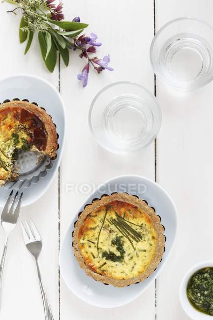 Top view of Quiches with herbs and water — Stock Photo