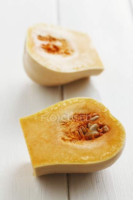 Zucca di butternut dimezzata — Foto stock