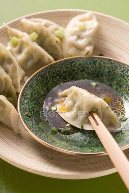 Closeup view of Wontons with sauce and herb — Stock Photo