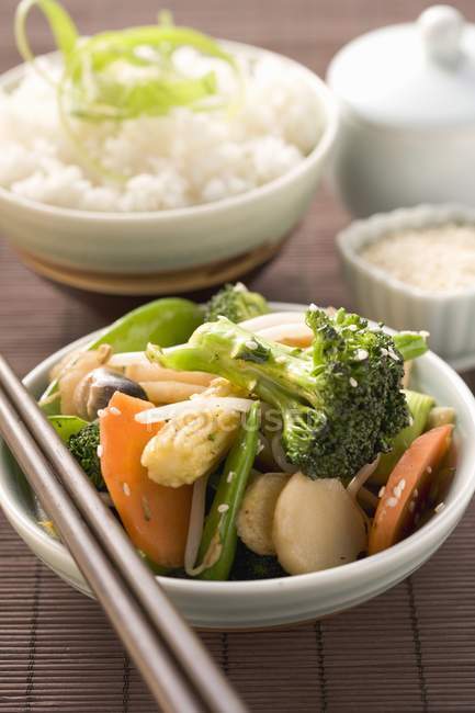 Овощи с кунжутом и рисом — стоковое фото