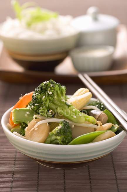 Vegetables with sesame seeds and rice — Stock Photo