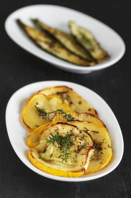 Erhaltene Zucchini - Antipasti auf weißen Tellern auf schwarzem Hintergrund — Stockfoto