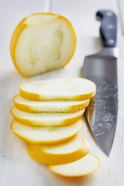 Courgette ronde jaune tranchée — Photo de stock