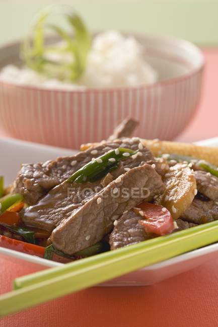 Beef with vegetables and sesame seeds — Stock Photo