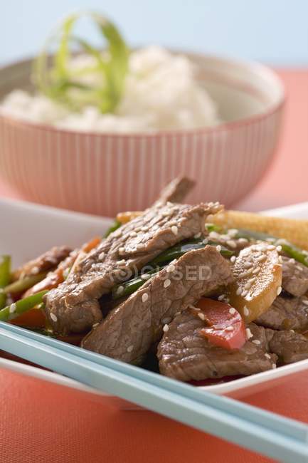 Beef with vegetables and sesame seeds — Stock Photo