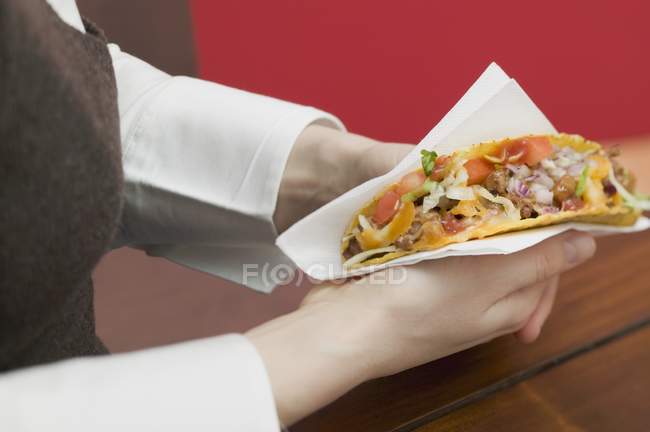 Frau mit Hackfleisch-Taco — Stockfoto
