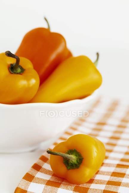 Frische gelbe und orangefarbene Paprika — Stockfoto