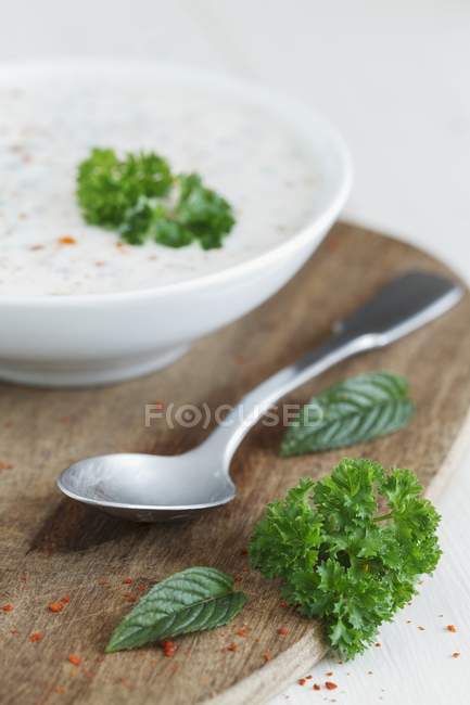 A yoghurt dip with herbs — Stock Photo