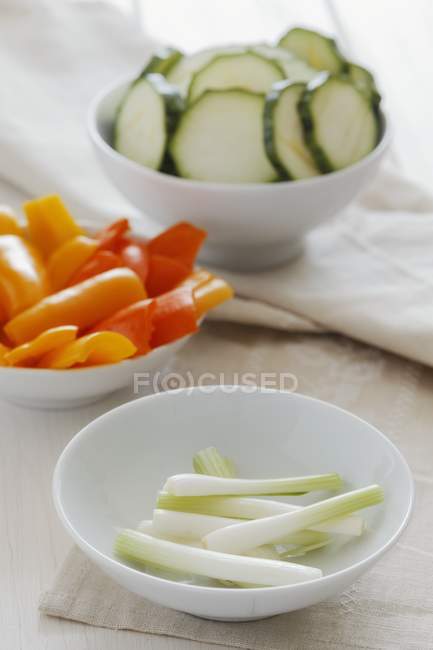 Перець, кабачок і весняну цибулю нарізати шматочками укусу для овочевої темпури — стокове фото