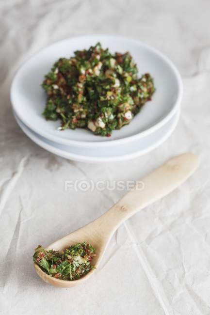 Vista ravvicinata della pasta di spezie orientale Chermoula sui piattini e su un cucchiaio — Foto stock