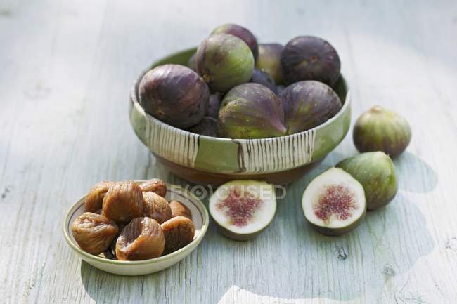 Fresh and dried figs — Stock Photo
