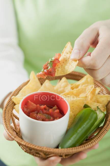 Femme tenant panier de nachos — Photo de stock