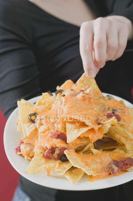 Mulher chegando para nachos — Fotografia de Stock