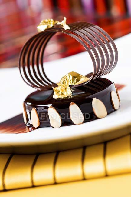 Torta al cioccolato con mandorle affettate — Foto stock
