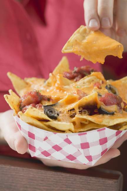 Mulher segurando nachos — Fotografia de Stock