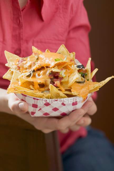 Mulher segurando nachos — Fotografia de Stock