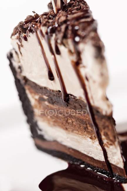 Rebanada de pastel de chocolate y helado - foto de stock