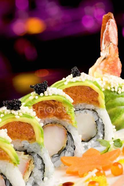 Rotoli di sushi tempura di gamberetti con tonno — Foto stock