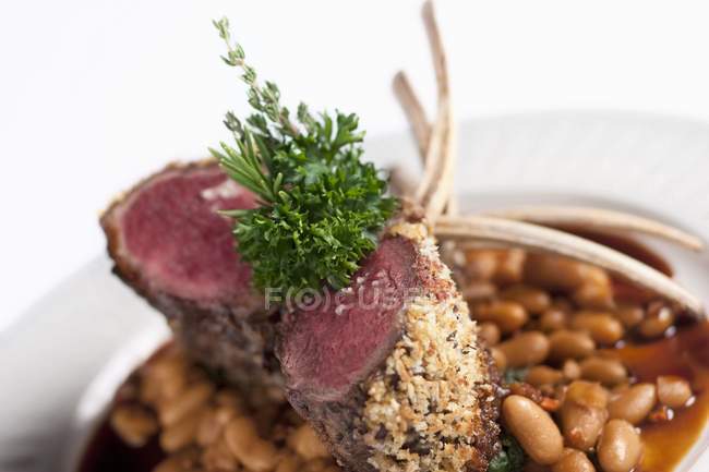 Breaded Rack of Lamb with Baked Beans — Stock Photo