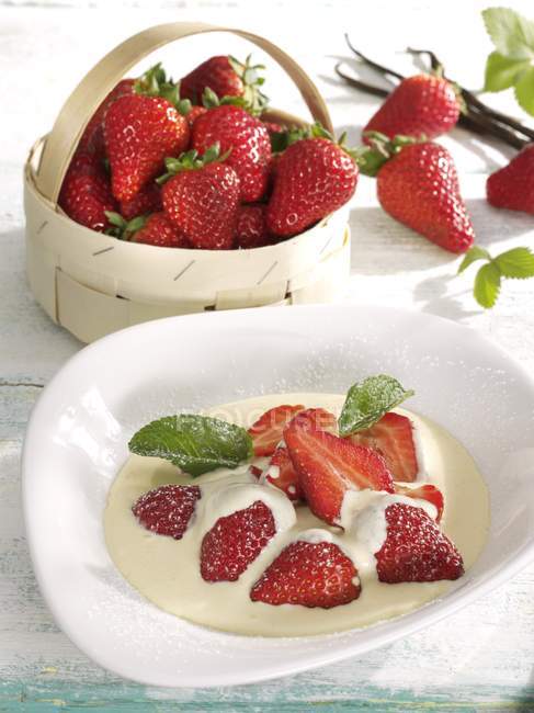 Strawberries with mascarpone cream — Stock Photo
