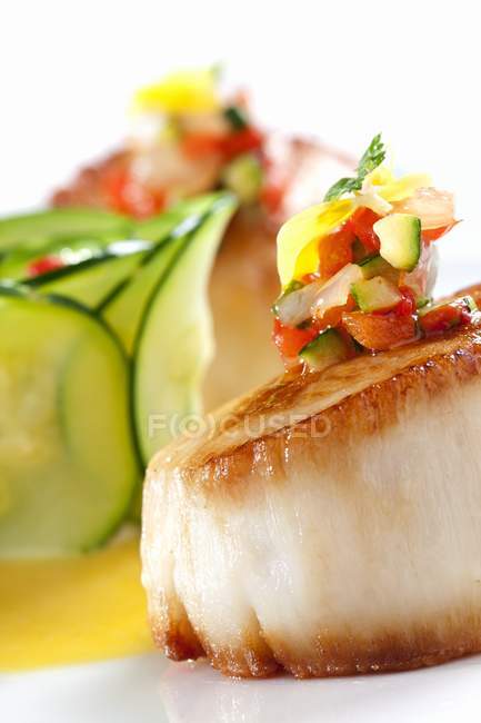 Closeup view of pan seared scallop with vegetable garnish — Stock Photo