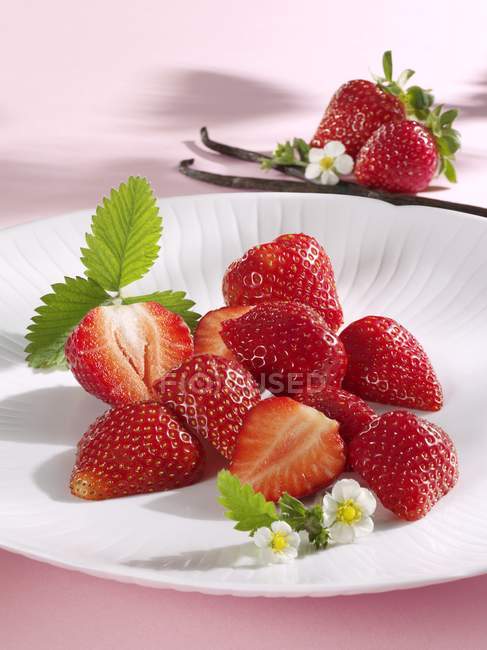 Frische Erdbeeren und Vanilleschoten — Stockfoto
