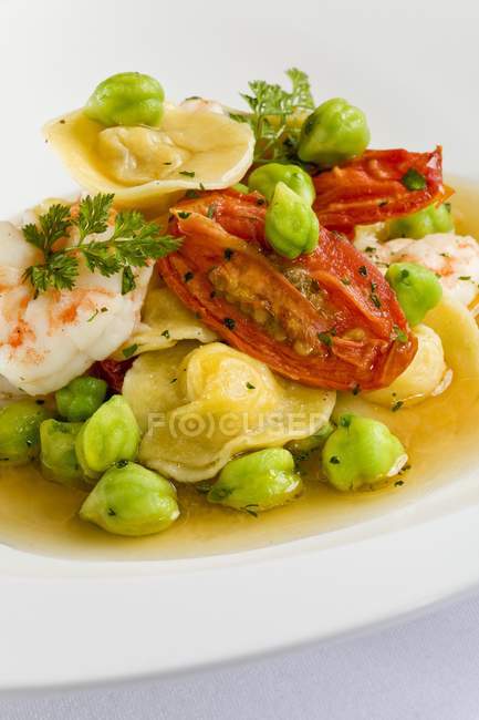 Tortellini pasta with shrimp — Stock Photo