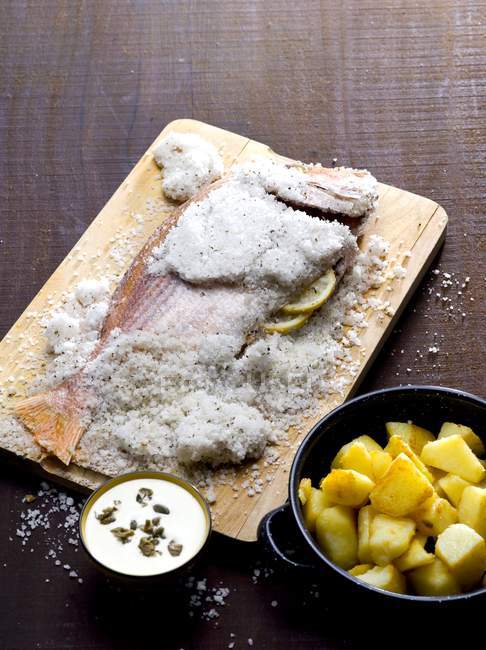 Gebackener Fisch in Salzkruste — Stockfoto