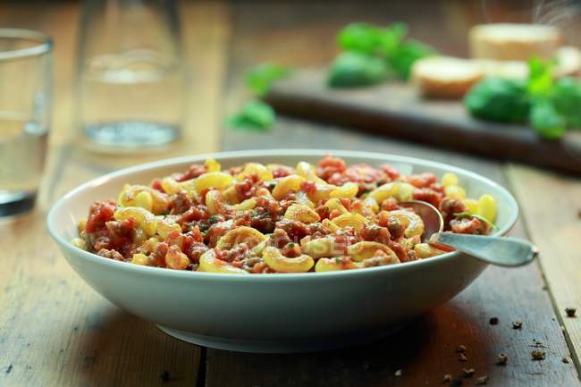 Elbow macaroni with bolognese sauce — Stock Photo