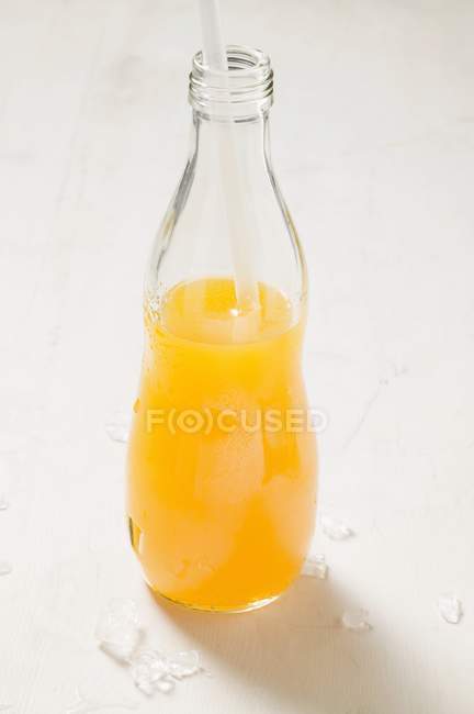 Suco de laranja em garrafa — Fotografia de Stock