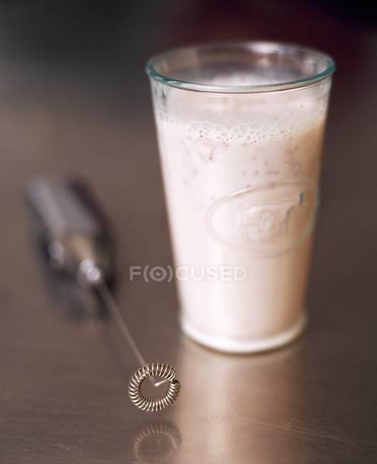 Склянка рожевого полуничного молочного коктейлю — стокове фото