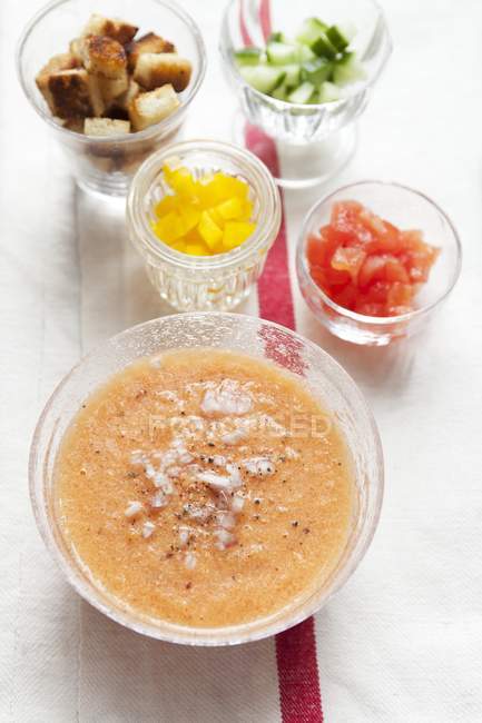 Gazpacho avec des ingrédients dans les verres — Photo de stock
