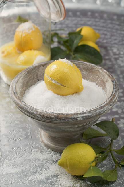 Limões salgados na tigela — Fotografia de Stock