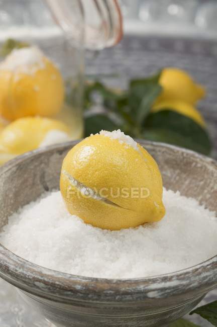 Gesalzene Zitronen in Schüssel — Stockfoto