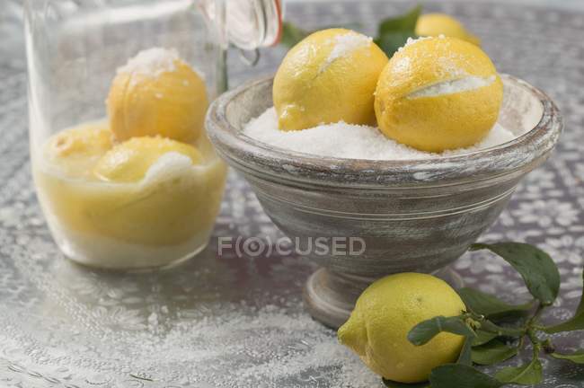 Limoni salati in ciotola — Foto stock