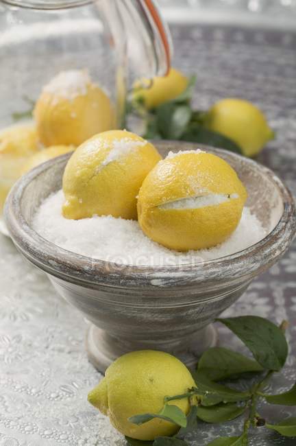 Limões salgados na tigela — Fotografia de Stock