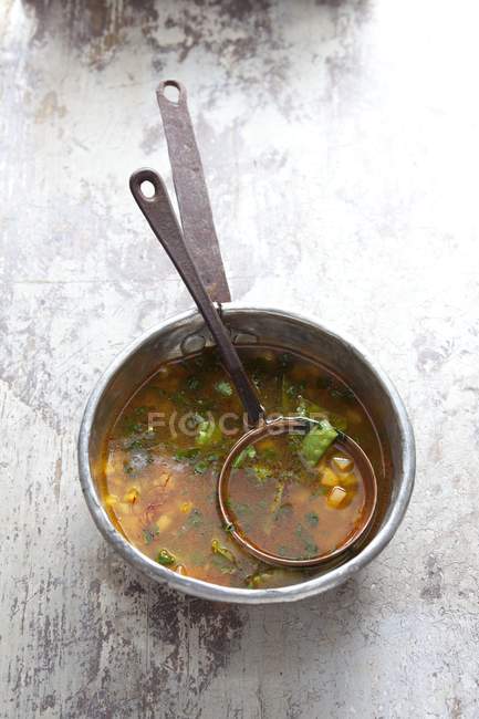 Vue surélevée de la soupe de cresson avec une louche en pot — Photo de stock